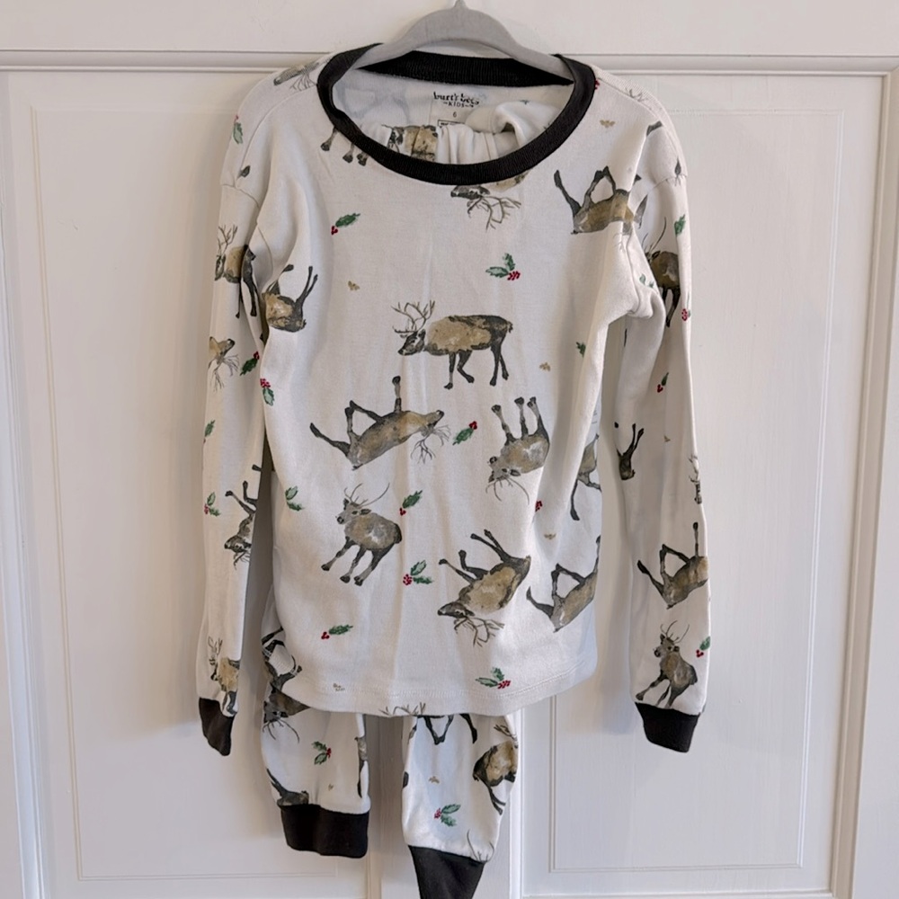 Burts bees, kids size 6 deer, reindeer pajama long sleeve set